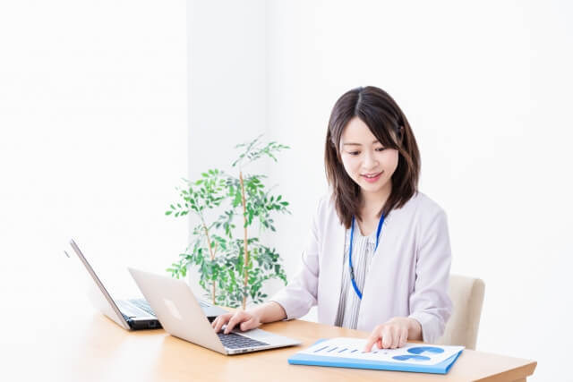 デスクで作業する女性のビジネスシーン